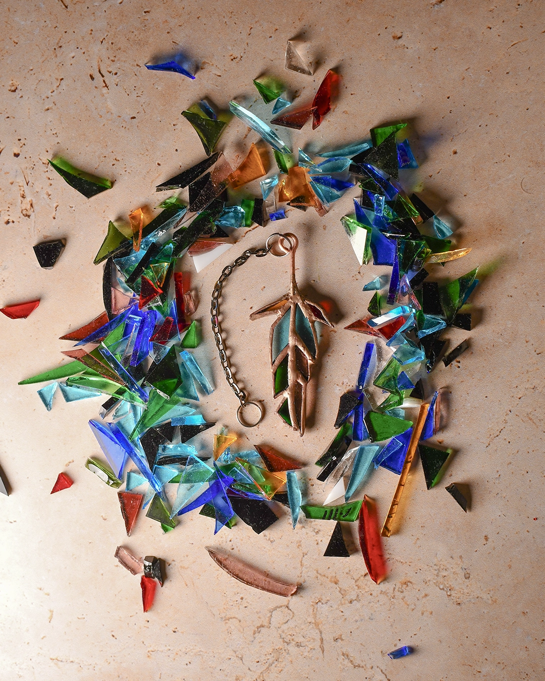 Vitrail pendentif plume upcyclée – Image 3