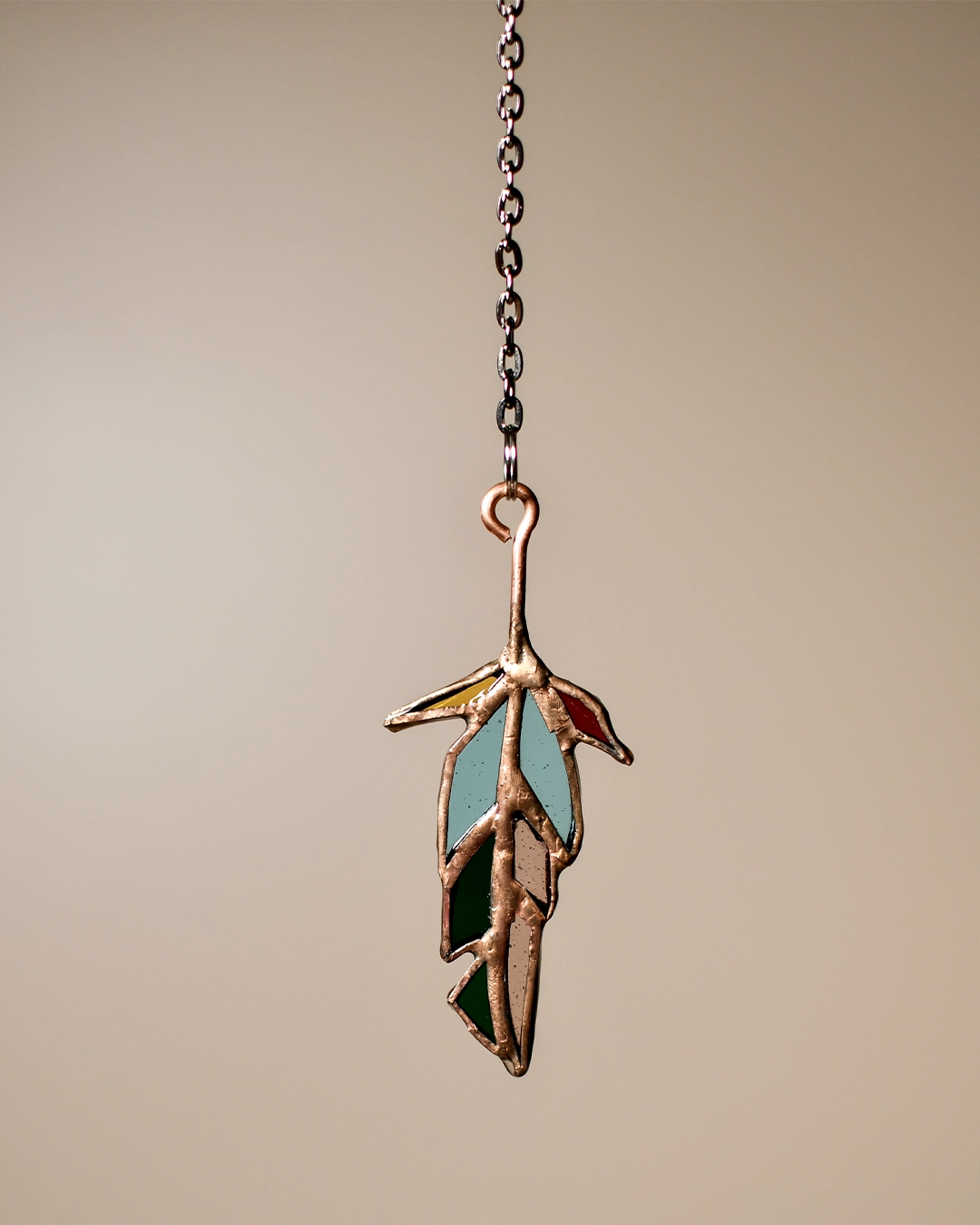 Vitrail pendentif plume upcyclée – Image 2