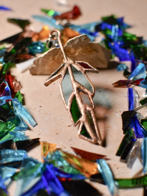 Vitrail pendentif plume upcyclée