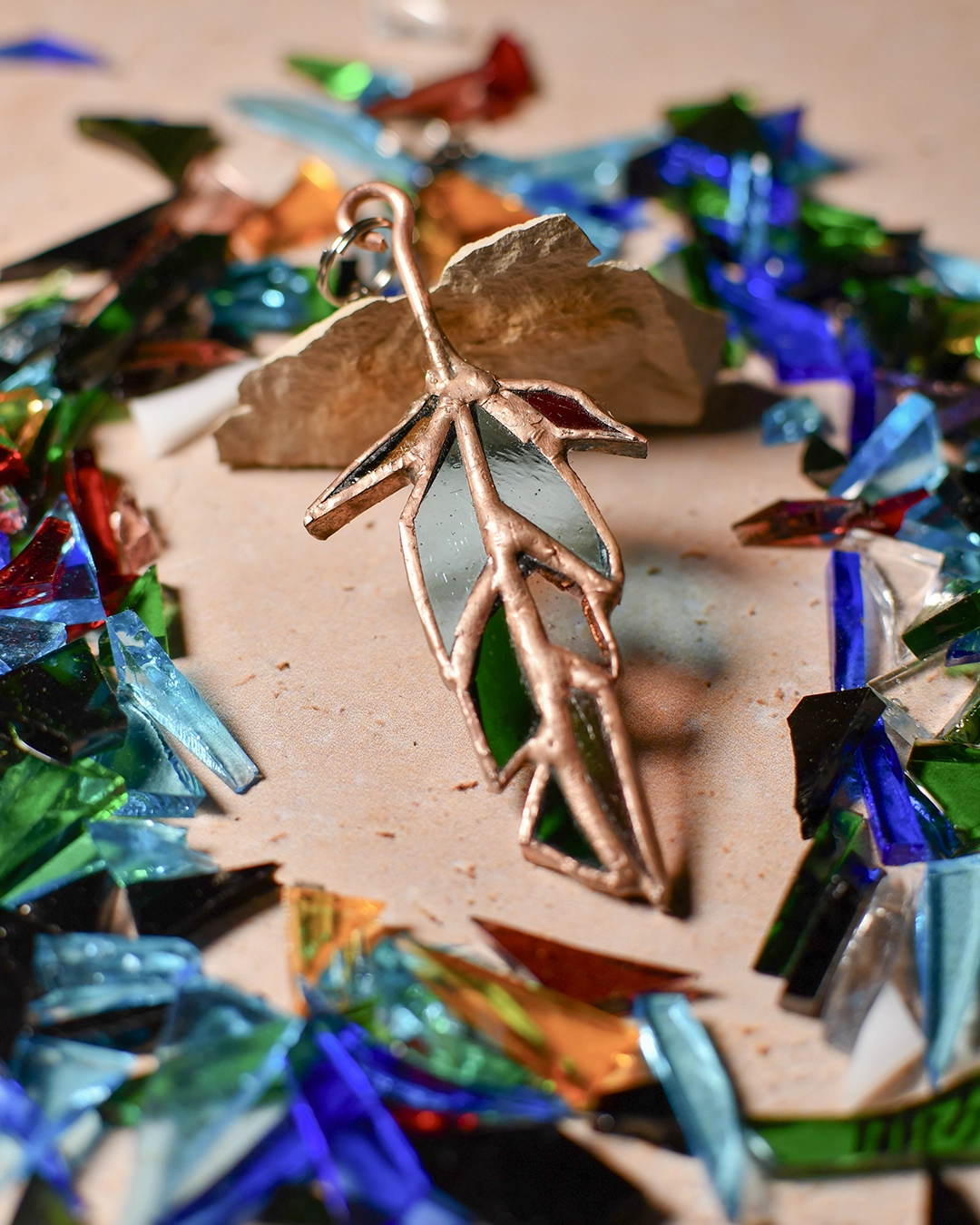 Vitrail pendentif plume upcyclée