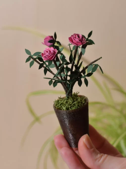Petit rosier rose en papier