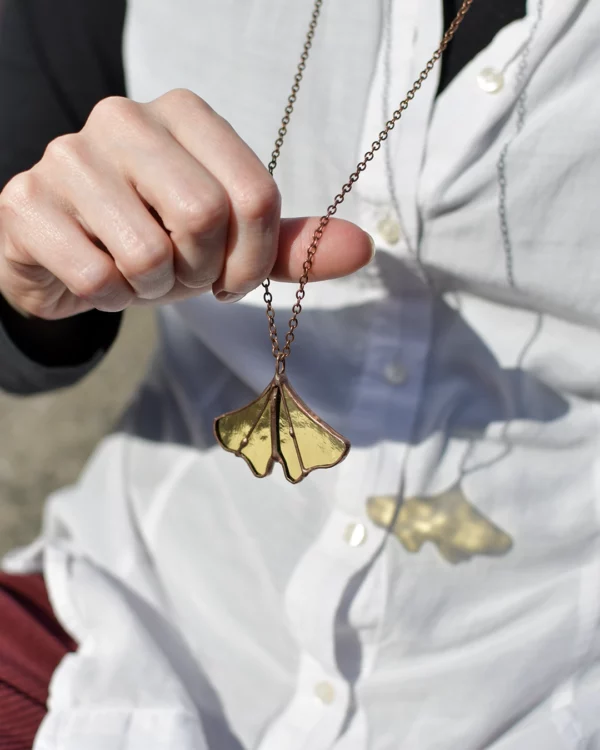 Ginkgo-nintai-collier-main-jaune Vitrail Collier Ginkyo Nintai jaune