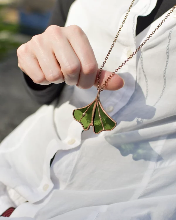 Ginkgo-nintai-collier-main-vert Vitrail Collier Ginkyo Nintai vert