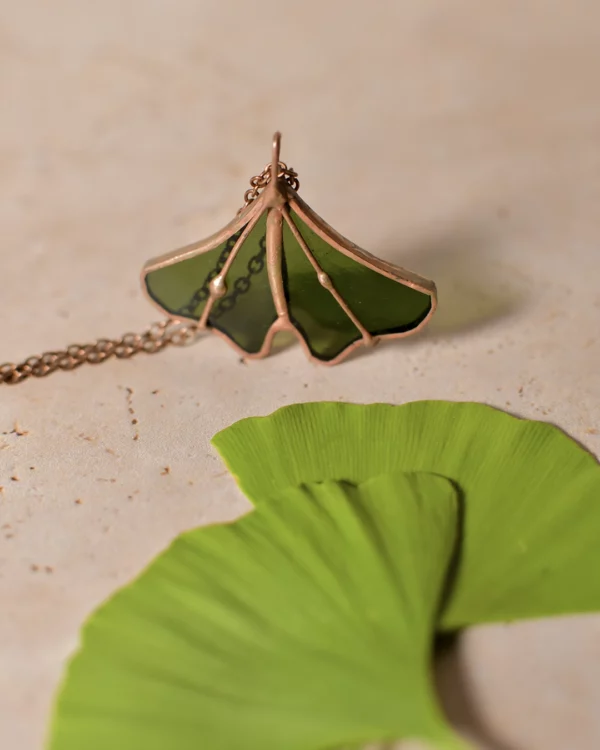 Ginkgo-nintai-collier-presentation-vert Vitrail Collier Ginkyo Nintai vert